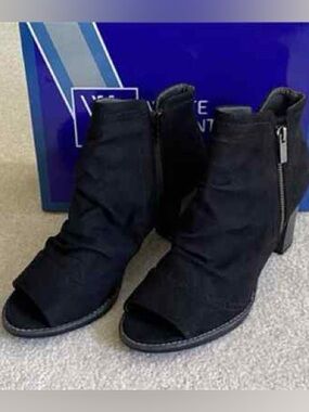 NIB Women White Mountain Gemini
Black Suedette Peep Toe Ankle Boot, sz 9